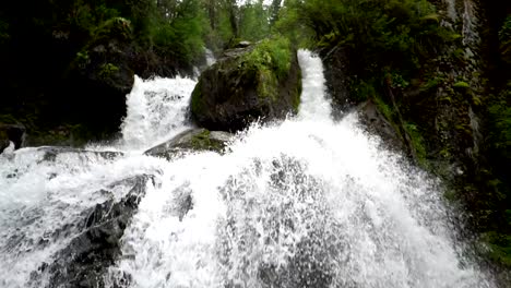 großer-Wasserfall-zwischen-den-Bergen