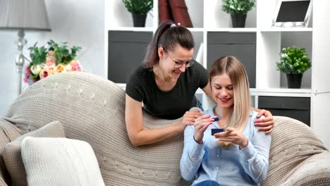 Glückliche-Hipster-lesbische-weibliche-geben-kleine-Geschenk-Box-zu-schönen-Freundin-mit-positiven-Emotionen