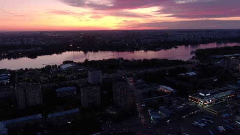 Panorama-des-roten-Sonnenuntergangs-in-der-Stadt-mit-Blick-auf-den-Fluss-von-der-Höhe