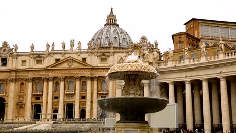 Famosa-columnata-de-la-Basílica-de-San-Pedro-en-el-Vaticano