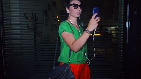 blogger-in-sunglasses-makes-video-translation-from-a-smartphone-at-night