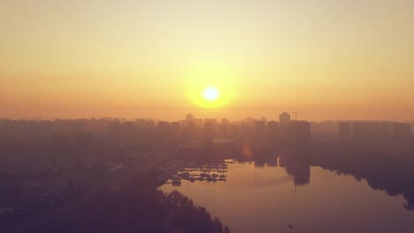 4k-Amanecer-sobre-la-metrópolis-Hermoso-paisaje-urbano-temprano-en-la-mañana.-Disparo-aéreo-de-drones