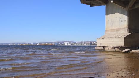 Blick-auf-den-Fluss-und-die-Stadt-Saratov-und-das-Brückengestell-an-einem-sonnigen-Tag