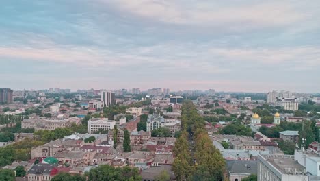 Cámara-moviéndose-hacia-arriba-revelando-el-centro-de-la-ciudad-de-Odessa