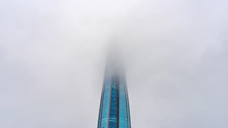 El-rascacielos-del-centro-Spire-of-Lakhta-en-Nubes-Bajas.