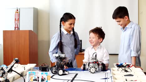 Gruppe-von-Kindern-wählen-Teile-von-Roboterspielzeug-für-den-Bau-von-Robotern-in-der-Schule-Unterricht