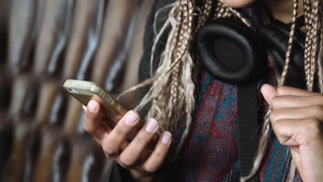 Afrikanische-Mädchen-mit-Dreadlocks-mit-Smartphone