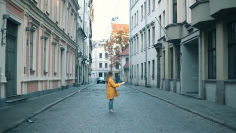 Stadtstraße-mit-einer-Frau,-die-sich-umsiert