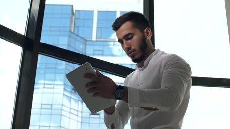 Geschäftsmann-arbeitet-auf-Tablet-PC