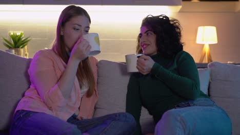 Mädchen-trinken-leckeren-Tee,-genießen-Gespräch-auf-der-Couch,-enge-Freundschaft