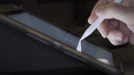 4K-Video-Nahaufnahme-Hand-verwenden-Stift-Bleistift-schreiben-auf-Tablet-Bildschirm-mit-Kreditkarte.