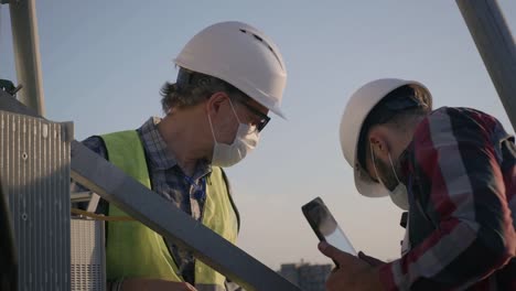 Ingenieros-que-tienen-una-discusión