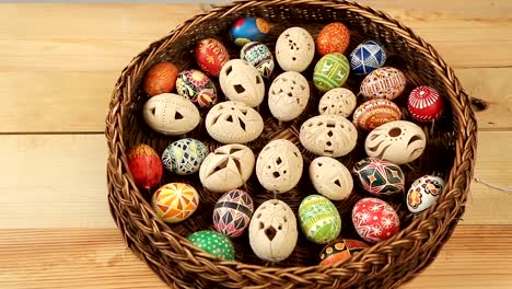 Ostereier-ins-Rollen-um-Text-Frohe-Ostern