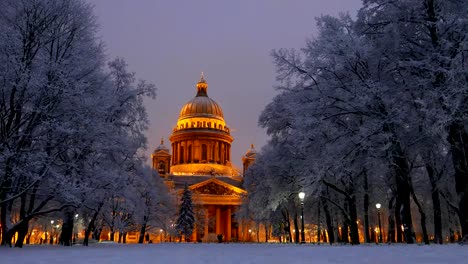 Isaakskathedrale-gesehen-zwischen-den-Bäumen-unter-Schnee,-Winterzeit,-Nacht-erschossen