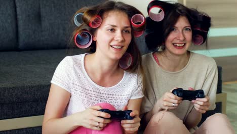 Zeitlupe-von-zwei-lustigen-Frauen-spielen-Konsolenspiele-mit-Gamepad-und-spaßigen-zu-Hause