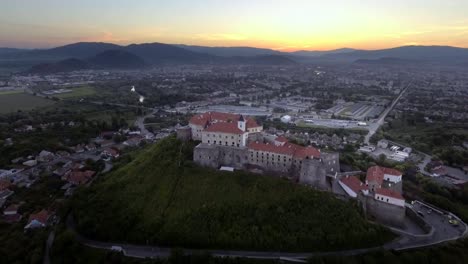 Luftaufnahme-von-Mukatschewo-Burg-Palanok-mittelalterliche-Festung-in-der-Westukraine