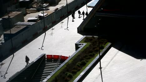 Stadt-landscape.view-auf.-Silhouetten-von-Menschen-auf-der-Straße.