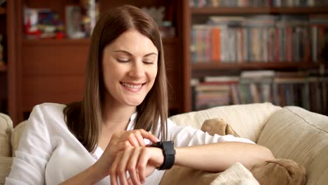 Mujer-en-la-página-mensajes-de-texto-en-reloj-inteligente.-Hermosa-joven-mujer-profesional-trabajando-en-smartwatch