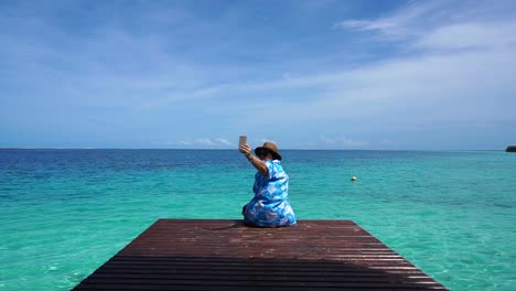 Touristischen-Selfie-am-schönen-Meer-zu-tun.-Soziale-Medien-während-der-Einnahme-von-Urlaub