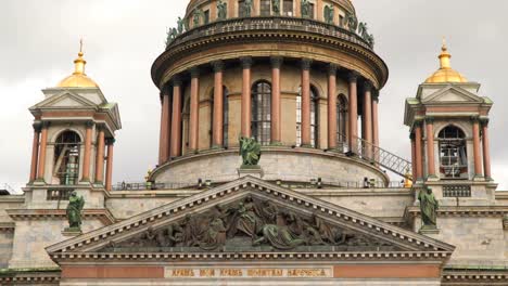 Spalten-der-St.-Isaaks-Kathedrale.-St.-Petersburg