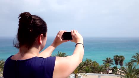 Video-de-mujer-haciendo-la-foto-en-las-vacaciones-en-camara-lenta-real