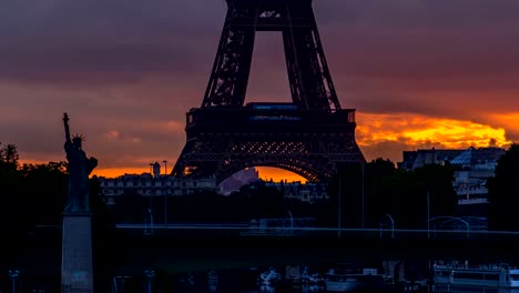 Eiffelturm-Sonnenaufgang-Zeitraffer-mit-Booten-am-Seineufer-und-in-Paris,-Frankreich