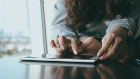 Frau-mit-Tablet-PC-in-Coffee-shop