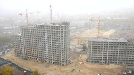 Construcción-de-edificios-de-varios-pisos-con-grúas-en-Ucrania.-La-gran-niebla.