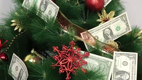 Papel-moneda-en-un-árbol-de-Navidad.