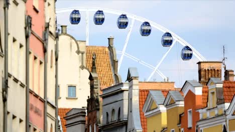 Amber-Sky-Panorama-Riesenrad-drehen-in-Gdansk,-Stadt-Beobachtung,-Tourismus