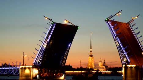 Das-Schiff-fährt-unter-der-verdünnten-Schlossbrücke.-Nacht