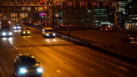 tráfico-de-la-noche-en-el-cruce-urbano-de-carretera,-puente-y-camino