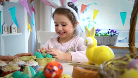 Niña-comiendo-Chocolate-huevos-de-Pascua