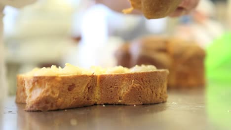 Pastry-Chef-Hände-gefüllt-Ostern-süßes-Brot-Kuchen-mit-Pudding,-Nahaufnahme-auf-der-Arbeitsplatte-in-der-Konditorei