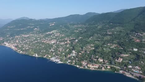 Panorama-des-wunderschönen-Gardasees-umgeben-von-Bergen,-Italien.-Videodreh-mit-Drohne