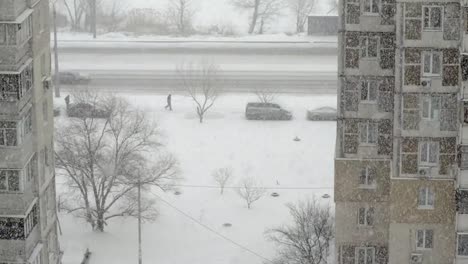 Schneefall-in-der-Stadt.-Blick-aus-dem-Fenster-auf-die-Straße-Schnee.-Close-up