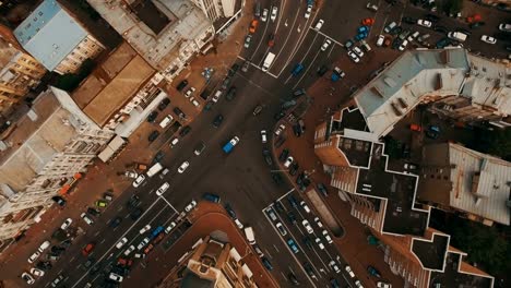 Arriba-hacia-abajo-la-vista-aérea-de-intersección-con-un-montón-de-coches