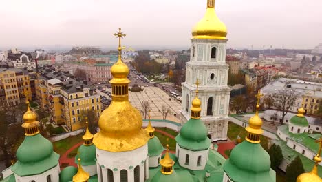 Vista-aérea-Cathedral-del-Santo-Sophia-en-Kiev.-Ucrania,-Europa.-Arquitectura,-religión-y-monumento-histórico-de-Kiev-en-el-otoño