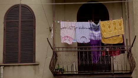 Paño-de-secar-en-los-balcones,-las-zonas-pobres-de-la-ciudad,-barrio-tranquilo,-tarea