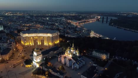 Vista-aérea-del-centro-histórico-de-la-ciudad-de-Kiev-(Kyiv)-después-del-atardecer.-Ucrania