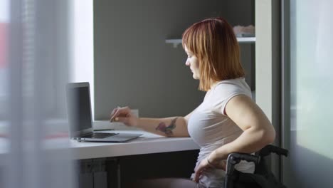 Mujer-en-silla-de-ruedas-de-trabajo-desde-casa