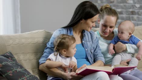 Weibliches-paar-lesen-Geschichte-für-Kinder