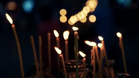 velas-encendidas-en-la-iglesia