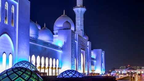 Sheikh-Zayed-Grand-Moschee-beleuchtet-bei-Nacht-Zeitraffer,-Abu-Dhabi,-Vereinigte-Arabische-Emirate