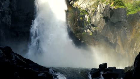 Cascada-de-la-montaña-en-Siberia.