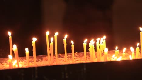 Velas-encendidas-dentro-de-la-iglesia-de-la-catedral-para-la-oración