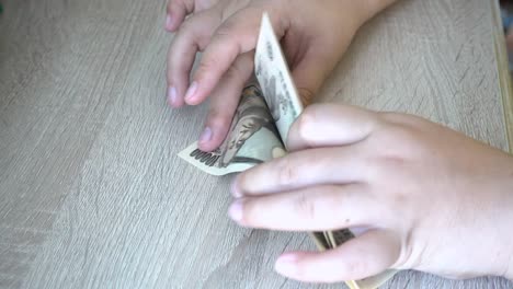 Slow-motion-counting-japanese-yen-money