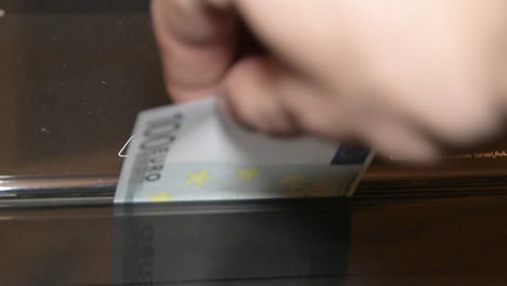 Euro-Geld-wird-durch-einen-Schredder-zerstört.