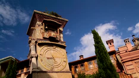 Reloj-de-torre-y-Rezo-Gabriadze-del-teatro-de-títeres-en-Tbilisi,-único-monumento,-arte