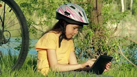 Cyclist-with-a-tablet.